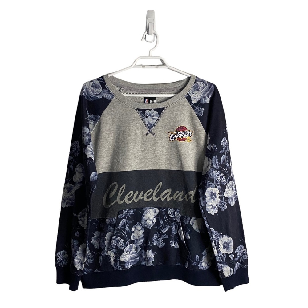 NBA Women's Cleveland Cavilers Gray Floral Crewneck Sweatshirt